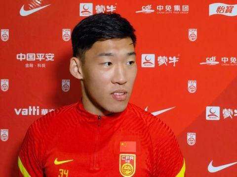 台下的四百多人，都震惊无比的发现，叶忠全原本已经全白的银发，竟然有一部分开始以肉眼可见的变黑。